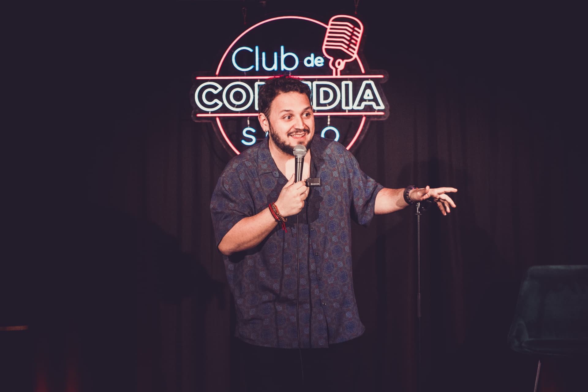 Juan Moreno actuando en el Club de Comedia Soho
